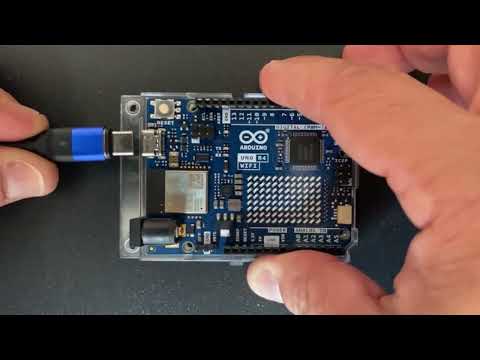 Nuova Arduino Uno R4 - Unboxing and Test