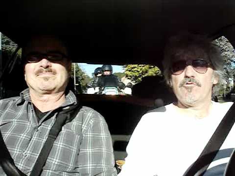 Ulrich und Karl stehen im Stau