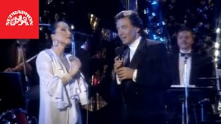 Videoklip: Karel Gott - Vše psát od prvních řádků (ft. Bára Basiková) (live) s textom piesne Videoklip Karel Gott - Vše psát od prvních řádků (ft. Bára Basiková) (live) s textom piesne