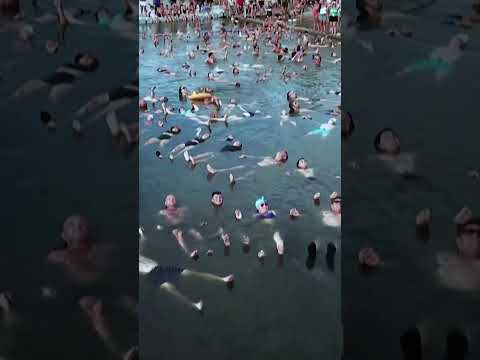 Intentaron batir el récord mundial de personas flotando