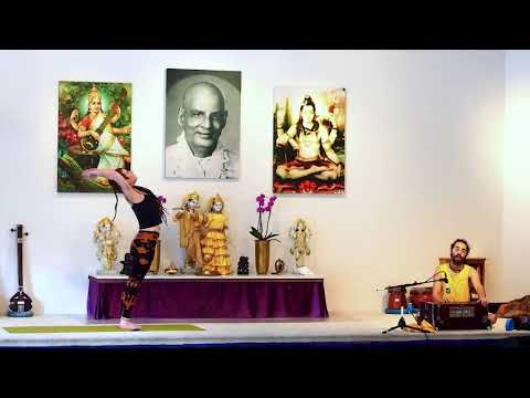 Maximum Yoga mit Momo