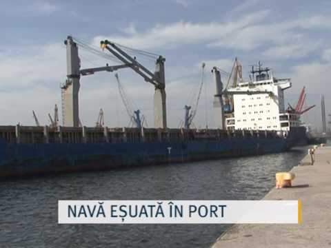 Navă eșuată în port