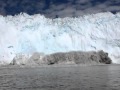 Un glaciar cae sobre los turistas