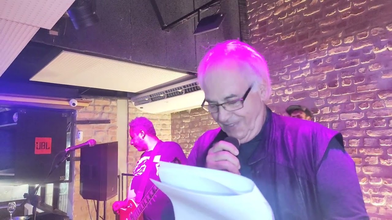 Cantor Nilson Júnior abre espaço para homenagear o poeta Camões no Bar Vinícius, Ipanema/RJ