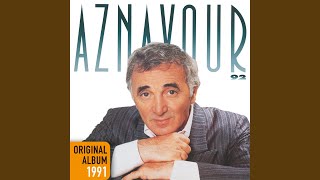 Kadr z teledysku Je te regarde tekst piosenki Charles Aznavour