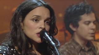 Norah Jones - &quot;Creepin&#39; In&quot; [Live from Austin, TX]