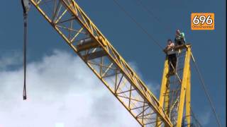 protesta-sulla-gru-per-il-lavoro-siamo-esasperati