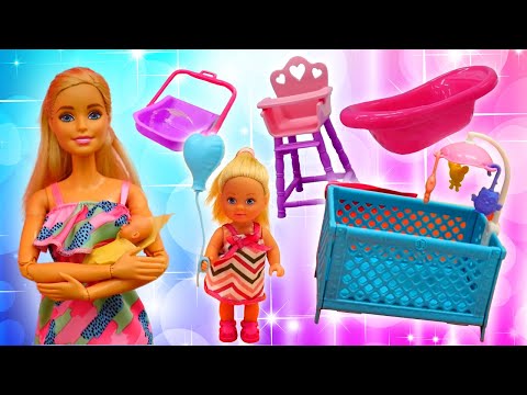 Barbie ve Sevcan ile kız oyunları.  Steffie yeni doğmuş bebek için alışverişe gidiyor
