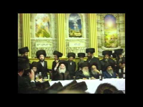 thousands at the sukkos Tish of the Bobover rabbe 5771 - 2010