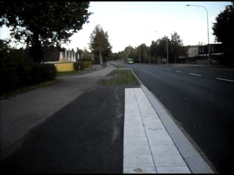 Gamla Uppsala Buss 150 åker iväg från hållplats "Bonadsvägen"