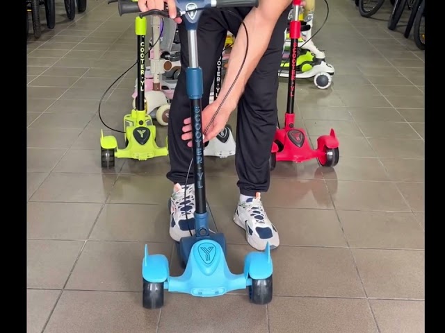 Дитячий триколісний самокат RAY музика, підсвітка, фара, ручні гальма Червоний