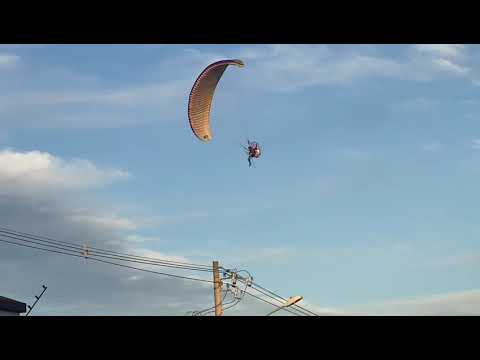 Paramotor pegando fogo em voo.