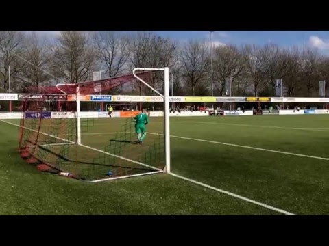 VVIJ - Zouaven: Kevin Peerdeman schiet op doel, maar zijn inzet wordt gekeerd.