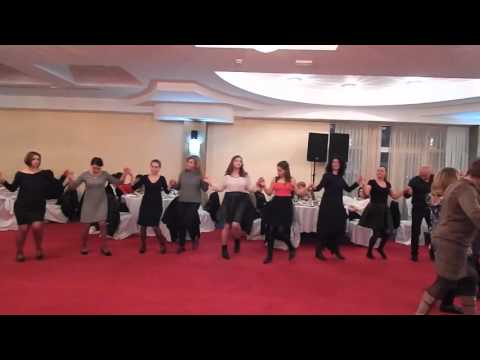 Заиграли мамо девойчиня