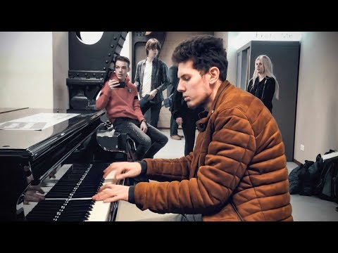 Epic Pop Piano Medley [Eurodance] at Amsterdam Train Station – Thomas Krüger Video