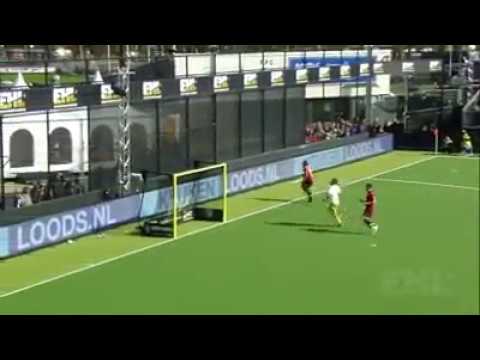 Bob de Voogd mist voor een leeg doel (Oranje-Rood-Atlètic Terrassa)