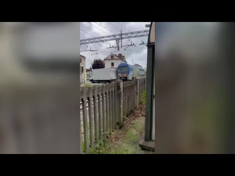 Torino-Cuneo, camion sui binari a Savigliano. Nessun ferito ma traffico bloccato