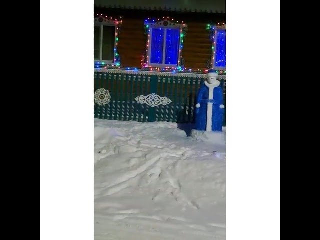 Котлы Бөкәш авылының Яшьләр урамындагы 14 нче йорт Яңа елны әнә шундый якты, җемелдәп торучы утлары белән каршы алган.