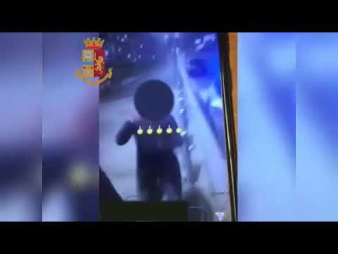 Saltano sulla volante della polizia e mettono il video su Instagram Saltano sulla volante della polizia e mettono il video su Instagram