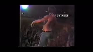 Iggy Pop &amp; The Stooges “That’s peanut butter” (classic 1970 stage dive)