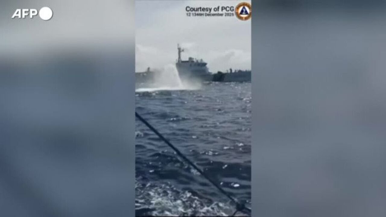 Tensione in Asia, la Guardia Costiera cinese spara con idranti contro un'imbarcazione filippina