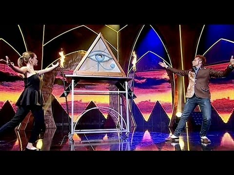Por arte de magia - María Esteve aparece desde el Ojo de Horus