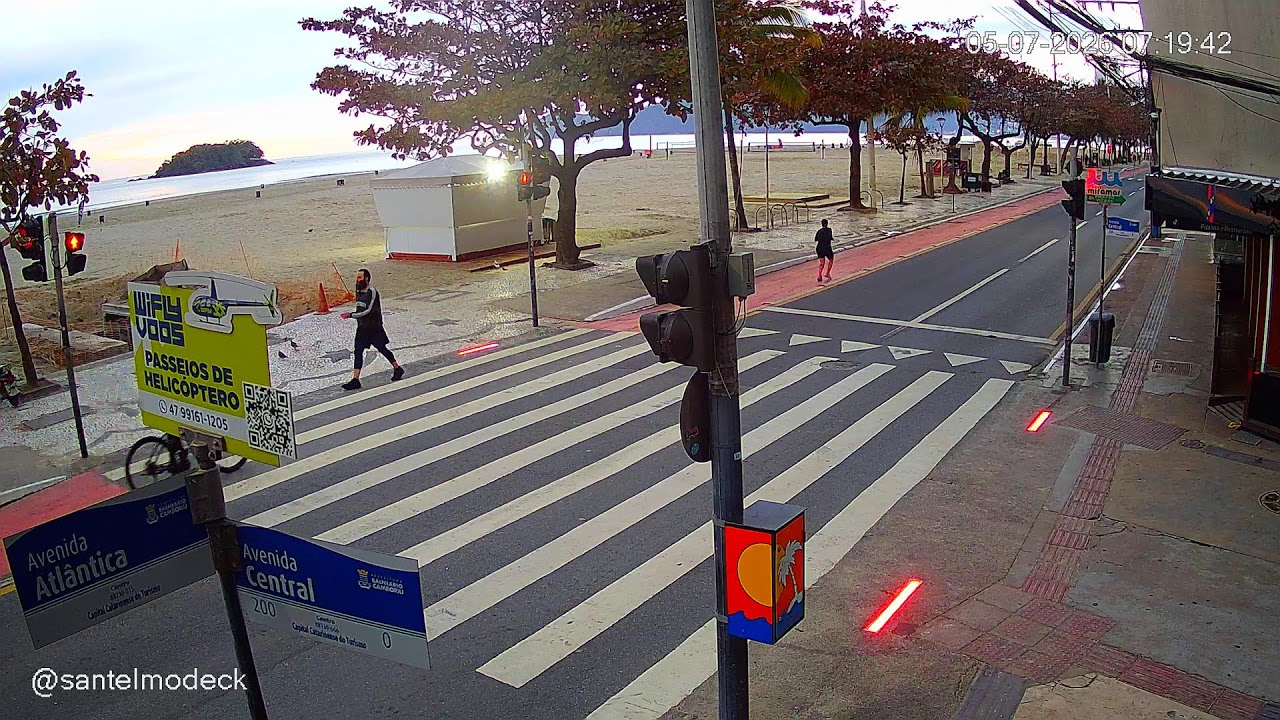 Live webcam view of Avenida Atlântica Crossing