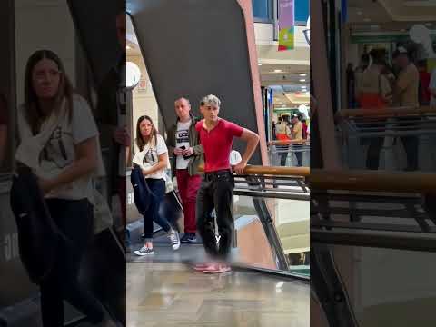 Broma en el centro comercial sale mal
