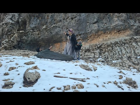 🚨 Nomadic Girl Discovers Frozen Police Body | True Story ❄️