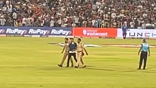 Man invades cricket ground, meets Virat and Rohit | RCB vs MI IPL 2022