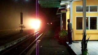 preview picture of video 'Westbound Gajayana Night Train Passing Bumiayu'