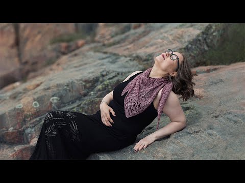 Valo knitting pattern // Simple yet striking lace shawl on garter stitch