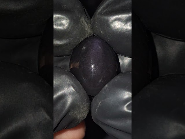 حجر أوبسيدان توهج بنفسجي طبيعي