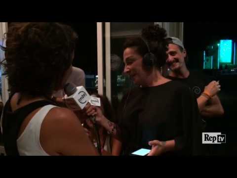 Eleonora a Stefania: "Mi sposi?". Proposta di nozze in diretta alla conduttrice di m2o