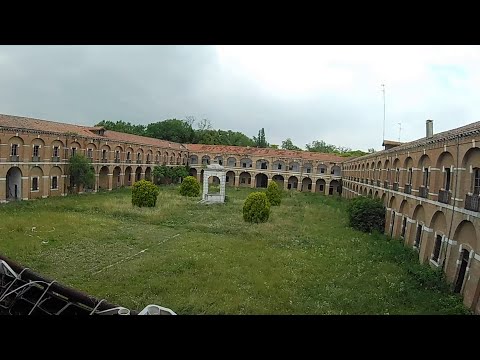 URBEX anghe noi: sfidiamo una fitta giungla per esplorare la caserma Pepe al Lido di Venezia, part 2