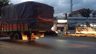 preview picture of video 'Truck Mercy Bagong Dan Bus Eka Bikin Sore Hari Makin Menyenangkan'