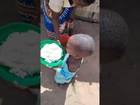 Missionario Africa Crianca com comida