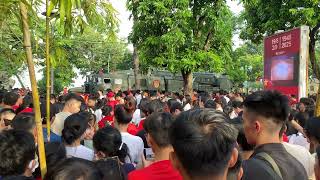 Biển Người Đứng Trang Nghiêm Chào Cờ Ngày Diễu Binh