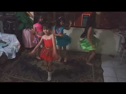 Nenas bailando Al Bajad Mamad😙😘recuerditos