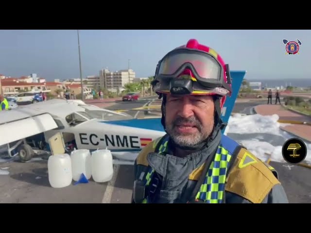 Una avioneta aterriza de emergencia en plena calle en el sur de Tenerife