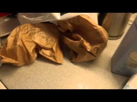 MongoTV_084 - John Stopper Med At Drikke Og Spiser Kebab