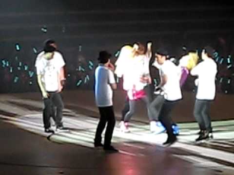 110910 SHINee World Singapore Key's Solo Feat. Taemin - My first kiss