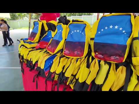 Entrega de útiles y material en Aricagua