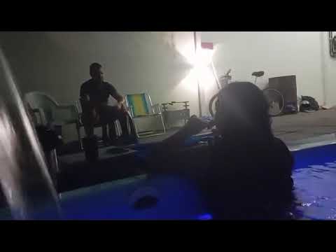 TIÃO LAMBÃO E A ESPOSA QUEILA RECEBEM AMIGOS NA PISCINA DE CASA!