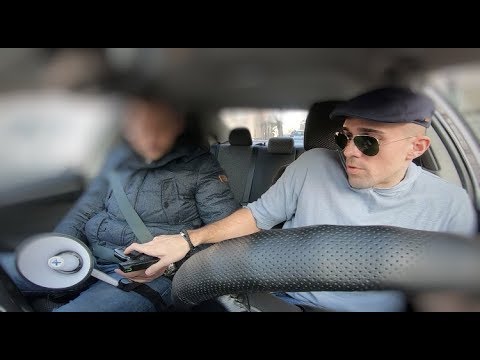 Evo ti ovaj PIŠTOLJ, i ovaj megafon! - kaže taksista. Mušterija: "Šta će mi!?"