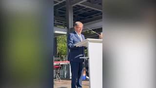 Si voltano di spalle durante l'intervento di La Russa, il video della polemica a Marcinelle
