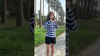 身体の動きにフィットするストレッチ素材を使用しており、動きやすさも抜群。水中で泳ぐ際や、ビーチバレーなどのアクティビティを楽しむ際には特にその良さを実感できるでしょう。