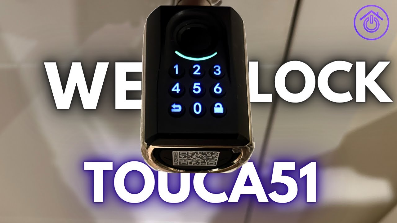 Silvia Jiménez probando la cerradura electrónica WELOCK TouchA51 en Hogarsys