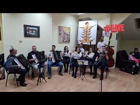 Priadky naživo podani Folklórneho Súboru KLASY