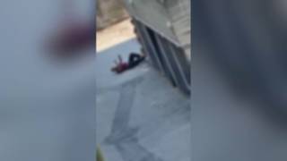 Fakir, il video dei residenti prima e dopo l’arrivo dei poliziotti: un uomo in moto lo guarda men...